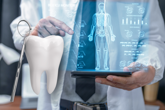Un doctor sostiene una pantalla con imagen digital del cuerpo humano y en superposición un diente protagonista que lo relaciona